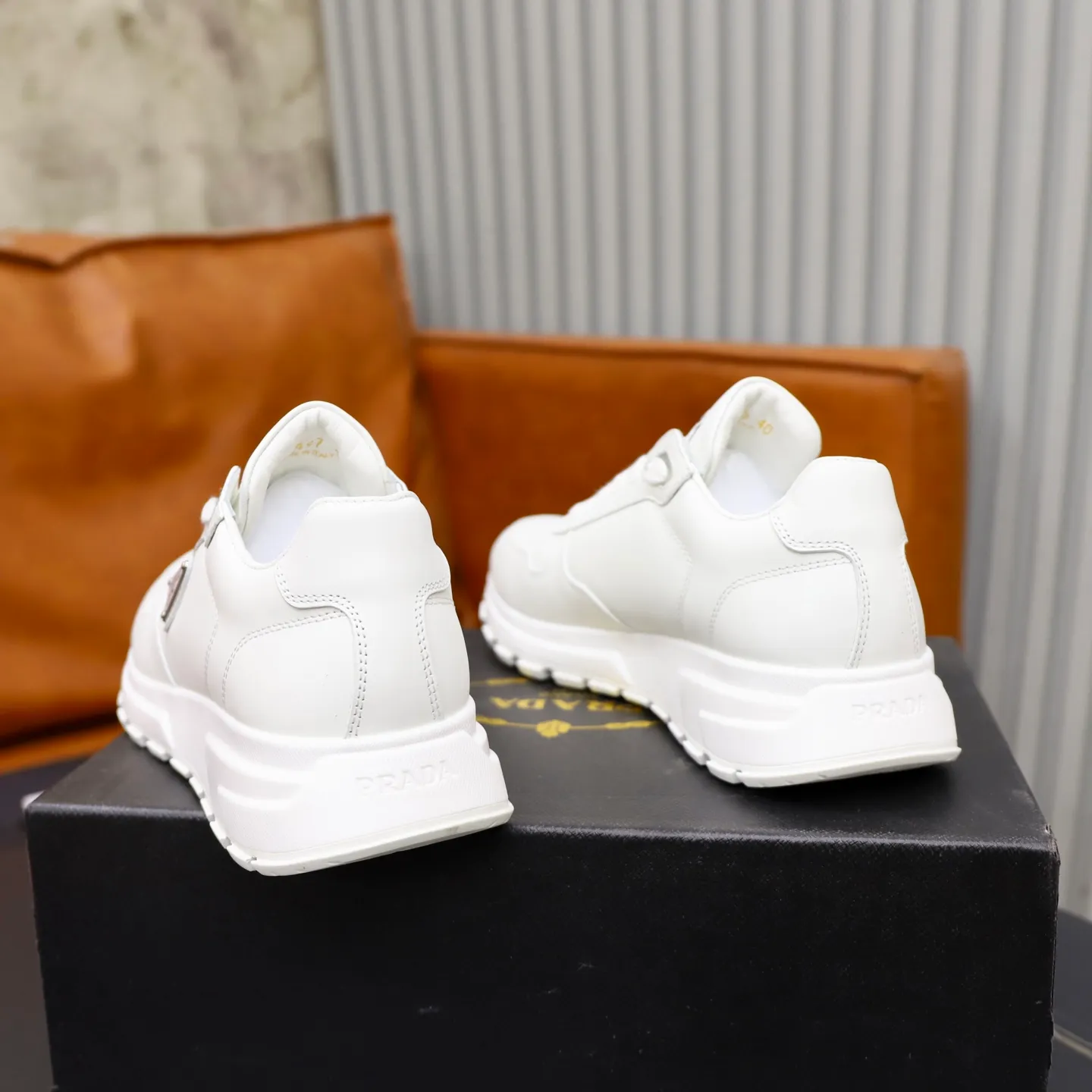 Factory price: 600💰Top original order Brand: PRADA (Prada) Standard code: Men's size 38/44 (45 can be customized) Grade: Same as the official website Material: Original cowhide stitching, cowhide lining, original combination two-color wear-resistant soft outsole Style category: casual sports version, young fashion, European and American trend, British style Color: actual picture color